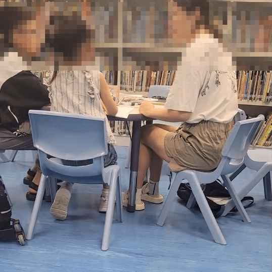 女童与母亲及另一男童，当时坐在图书馆一角温书。网上片段