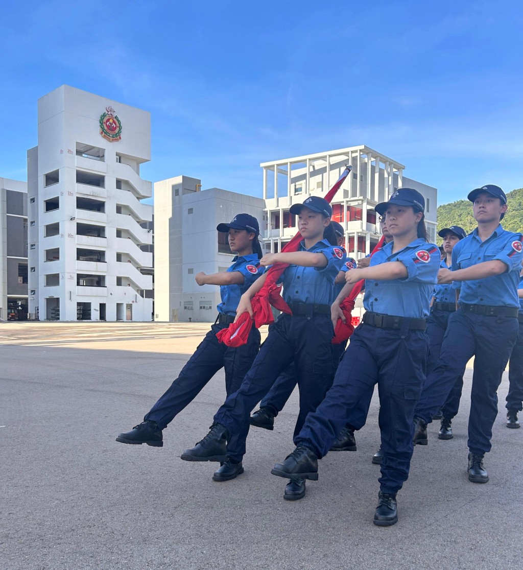 消防及救護青年團的儀仗隊成員進行步操訓練。