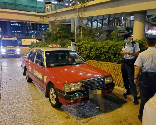 中年漢打爆一輛的士車窗。