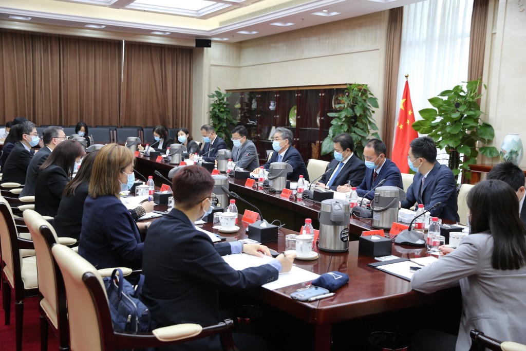 律政司司长林定国在北京与国家监察委员会副主任张福海会面。政府新闻处图片
