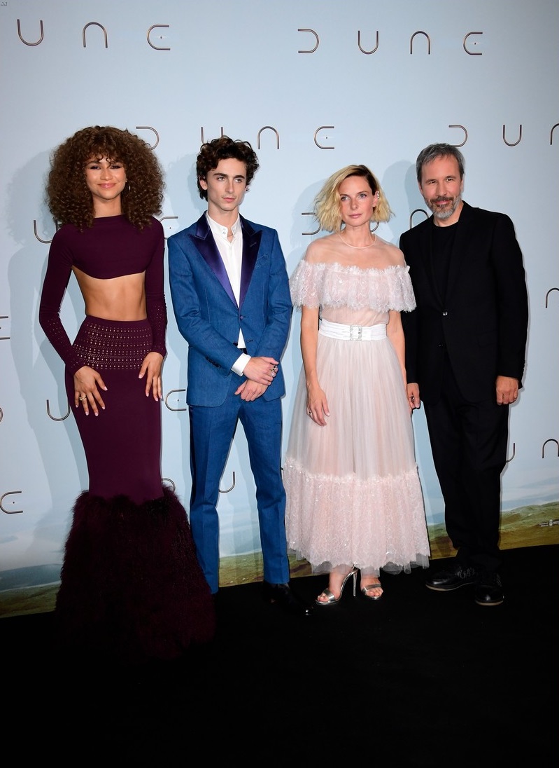 (左起)Zendaya、添麥菲、Rebecca及導演丹尼斯出席巴黎首映。