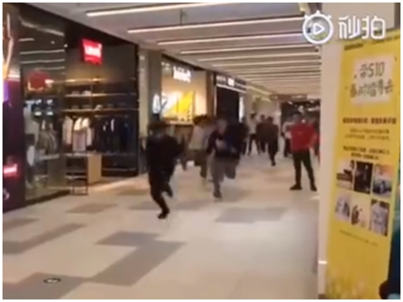 民眾在商場直奔UNIQLO門店。微博