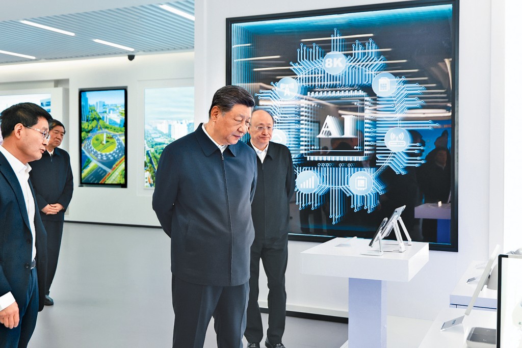 习近平2月在北京亦庄国家信创园，察看AI科技成果展示。