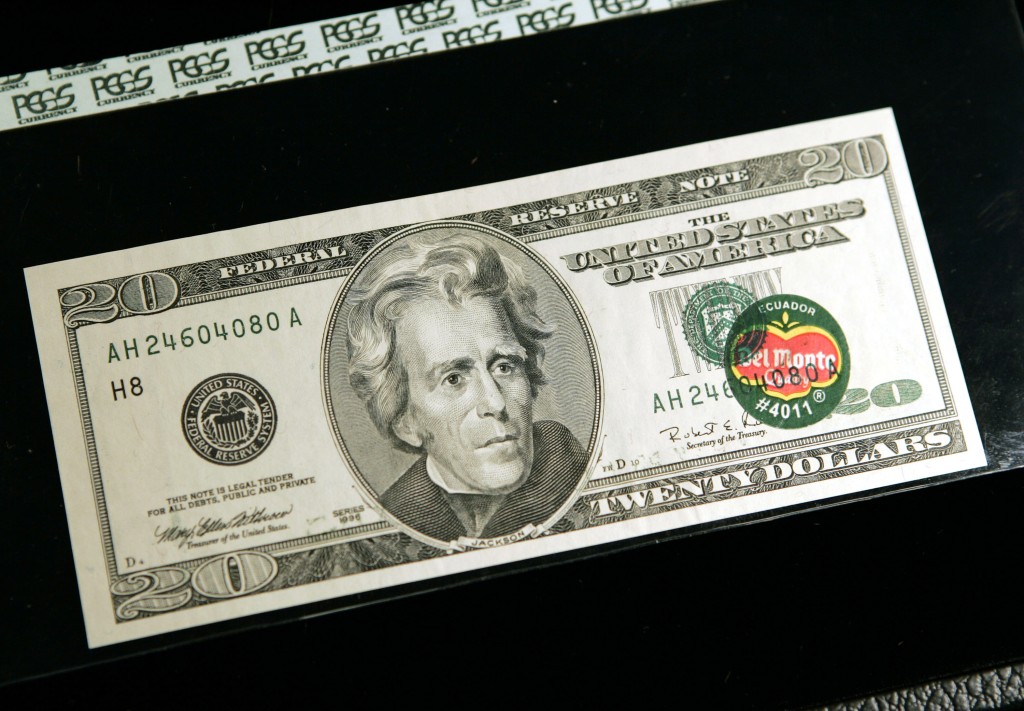 、一張二十元美金鈔票因印刷過程出錯而印上「地捫」水果商標貼紙。