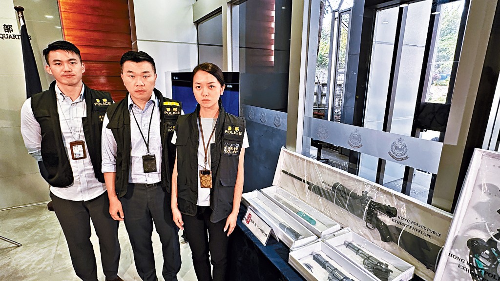 涉嫌斬傷3名海關人員的疑兇被捕後，警方講述案情及展示證物。