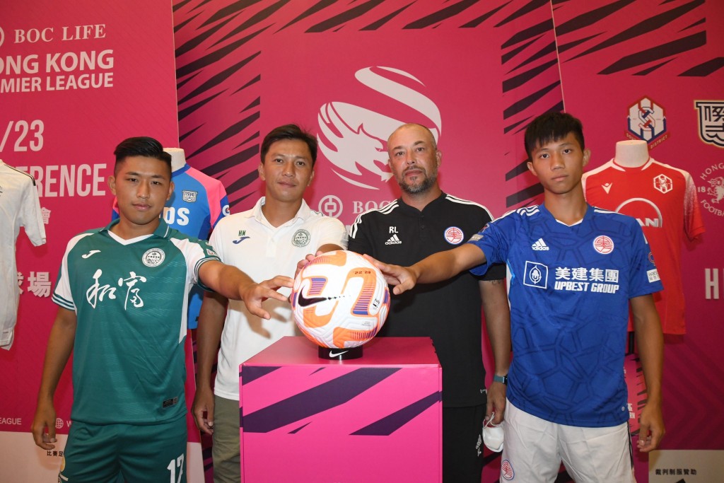 李恒汇（左二）、陈晓锋（左一）、卢比度（右二）及马希伟赛前先礼后兵。