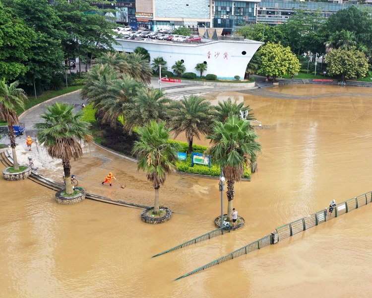 广西连日暴雨多地出现严重水浸。新华社