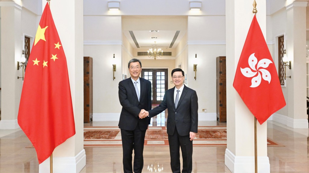 行政長官李家超（右）今日（13日）在禮賓府與教育部部長懷進鵬（左）會面。政府新聞處圖片
