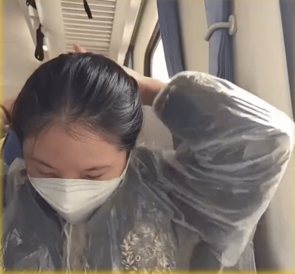「控煙小仙女」將頭髮仔細紮好。 「控煙小仙女」將頭髮仔細紮好。