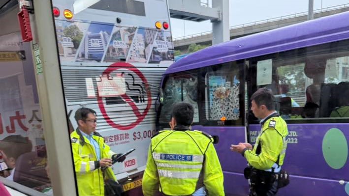 小巴撞九巴車尾。fb馬路的事 (即時交通資訊台) 