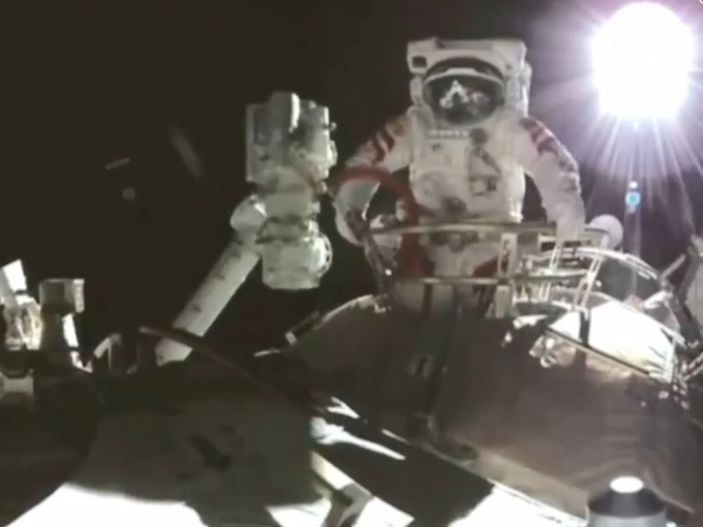 翟志剛首先出艙。央視截圖