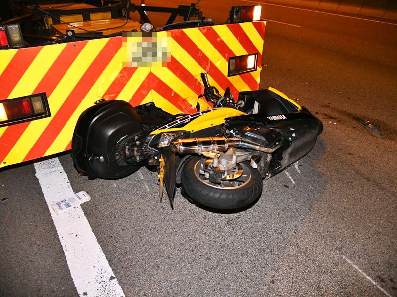 電單車疑失控撞向工程車車尾。