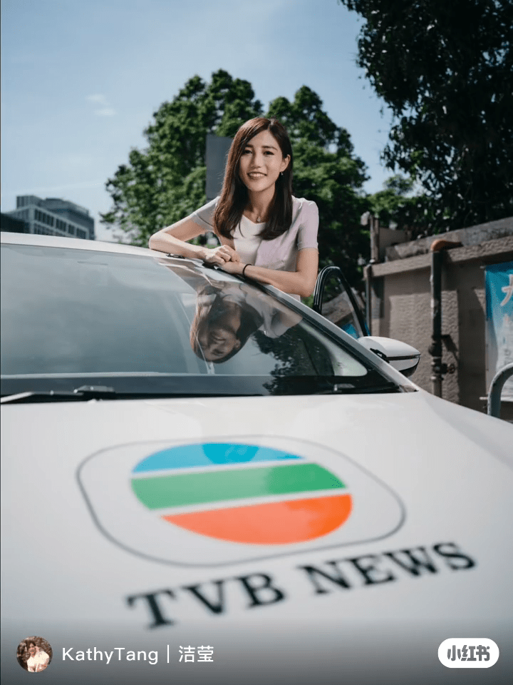 鄧潔瑩在採訪車旁留影。