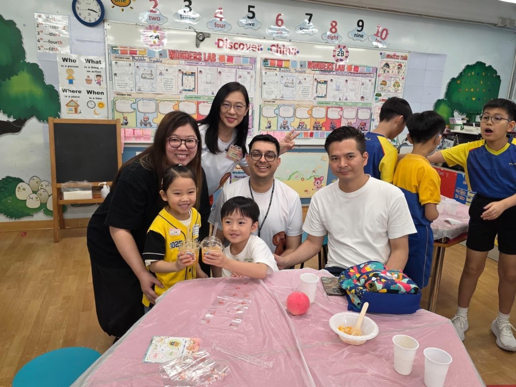 保良局朱正賢小學高凱聯校長(左後二)(圖片來源:受訪學校提供) 保良局朱正賢小學高凱聯校長(左後二)(圖片來源:受訪學校提供)