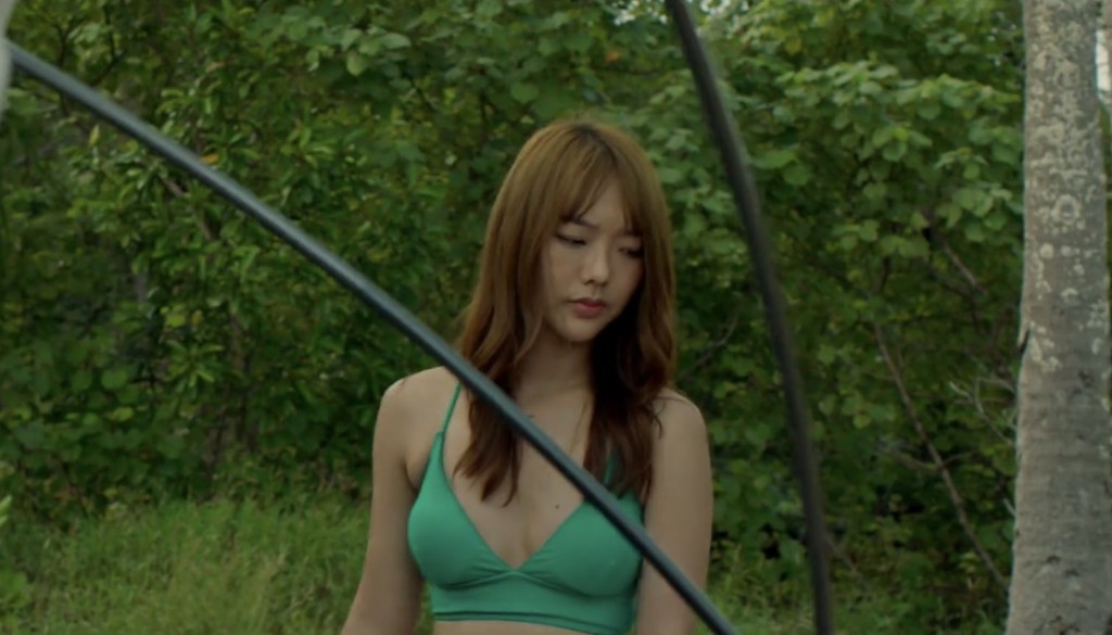 女主角換上比堅尼大晒驕人身材。