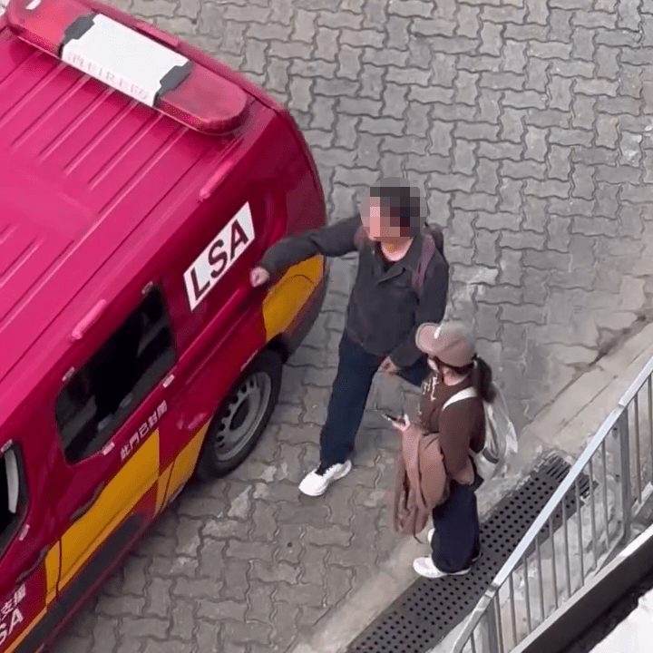 男子更在消防車駛離之際，拍打車身發洩不滿。