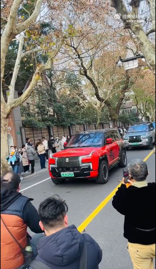 上海武康路近日出現江浙滬豪車團，惹人注目。