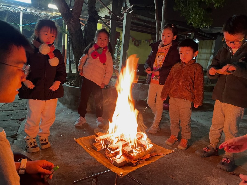 在導師陪同下,一起參與聖誕營火晚會。(圖片來源:受訪者提供) 在導師陪同下,一起參與聖誕營火晚會。(圖片來源:受訪者提供)