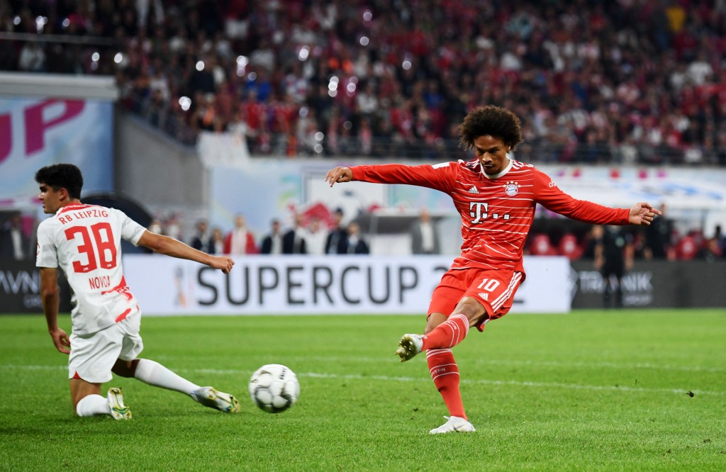 辛尼（右）在上周的德國超級盃，射入拜仁第五球，錦上添花。Reuters