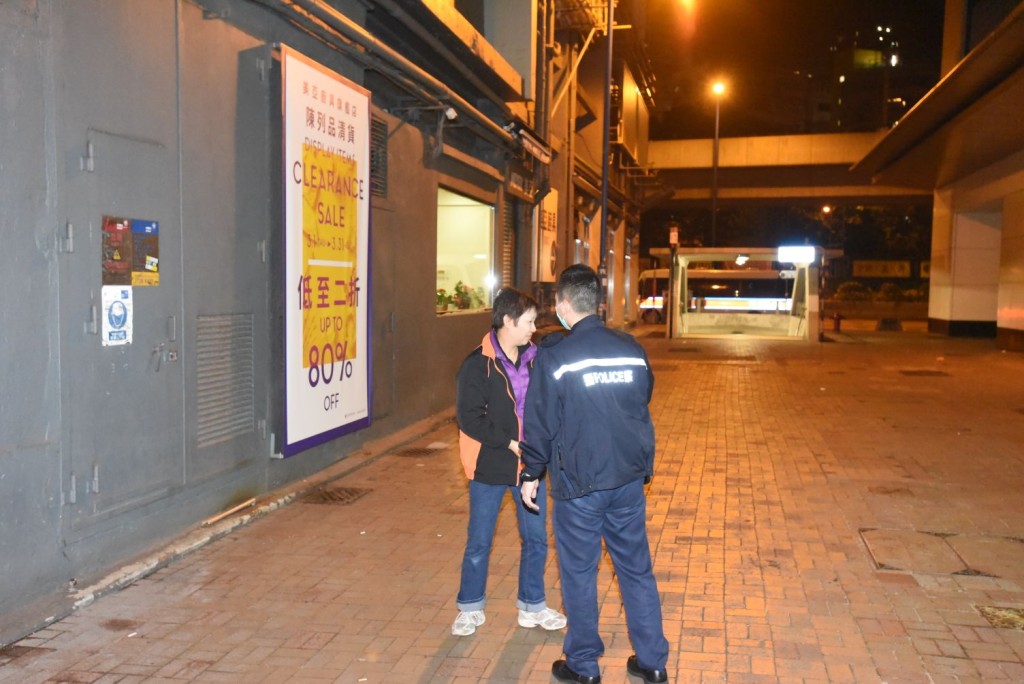 口罩男子先在便利店購買香煙沒付款，再回來打劫。丁志雄攝