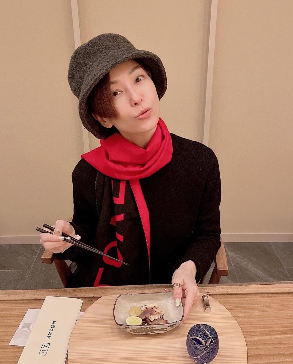 去年伍咏薇54岁生日吃日式料理。