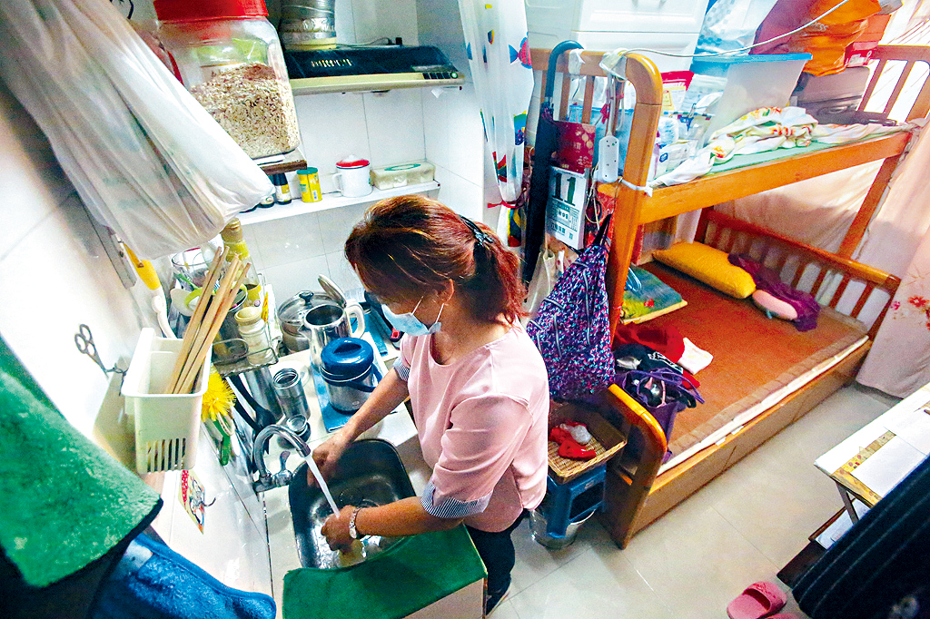 「解決劏房問題」工作組8月向特首提交報告，李家超指，已要求為劏房是否適切居住訂立標準，以及不容許有新的劣質劏房出現。