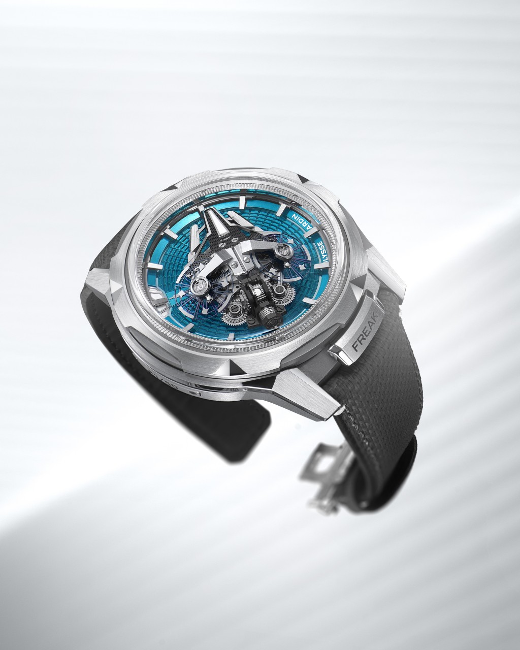 Ulysse Nardin Freak S Enamel（霓光藍），錶殼：45mm鈦金屬/ 機芯：UN-251自動/ 限量：各50枚/ 售價：$1,315,800。