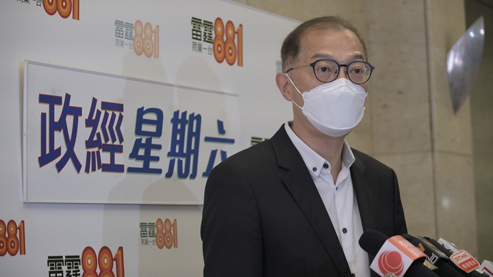 盧寵茂指當局正檢視數據，選擇行政上一個適當時間，盡快放寬口罩令。陳浩元攝