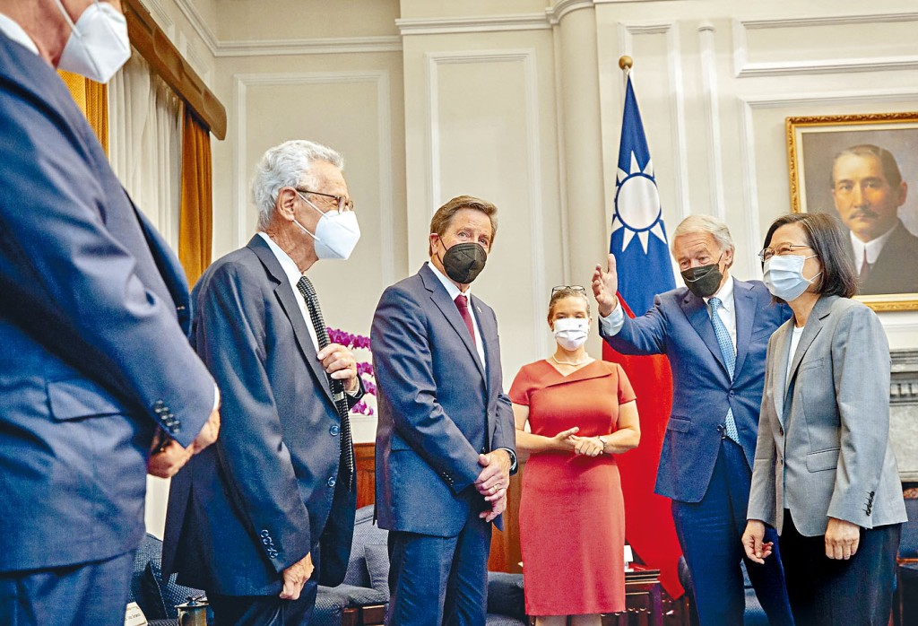 蔡英文（右一）昨天会见五名访台的美国跨党派议员。