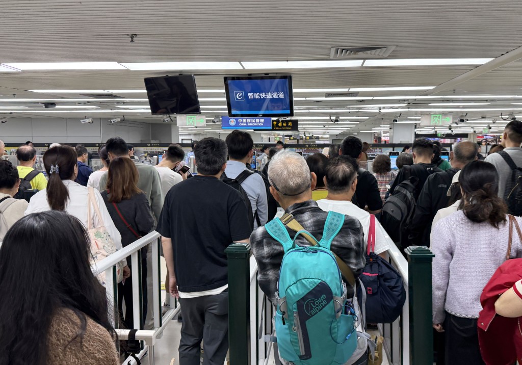 考慮延長羅湖口岸通關時間，相信有助疏導跨境人流。資料圖片