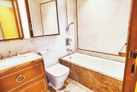 浴室保养良好，墙身采用云石，使一室更有设计感。