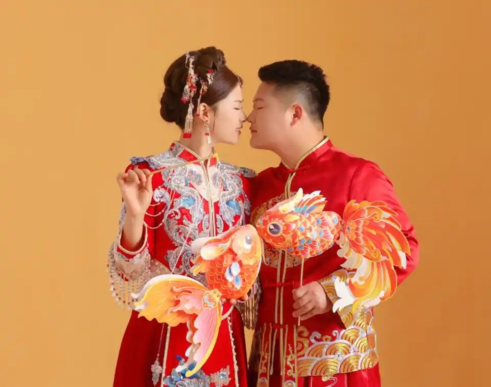 “上班开粪车下班开Benz”浙江男结婚。