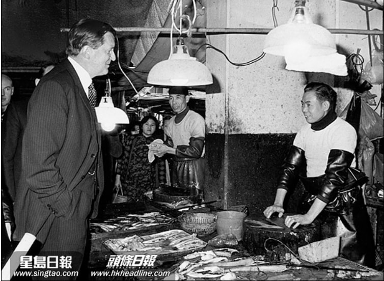 與魚販交談。資料圖片