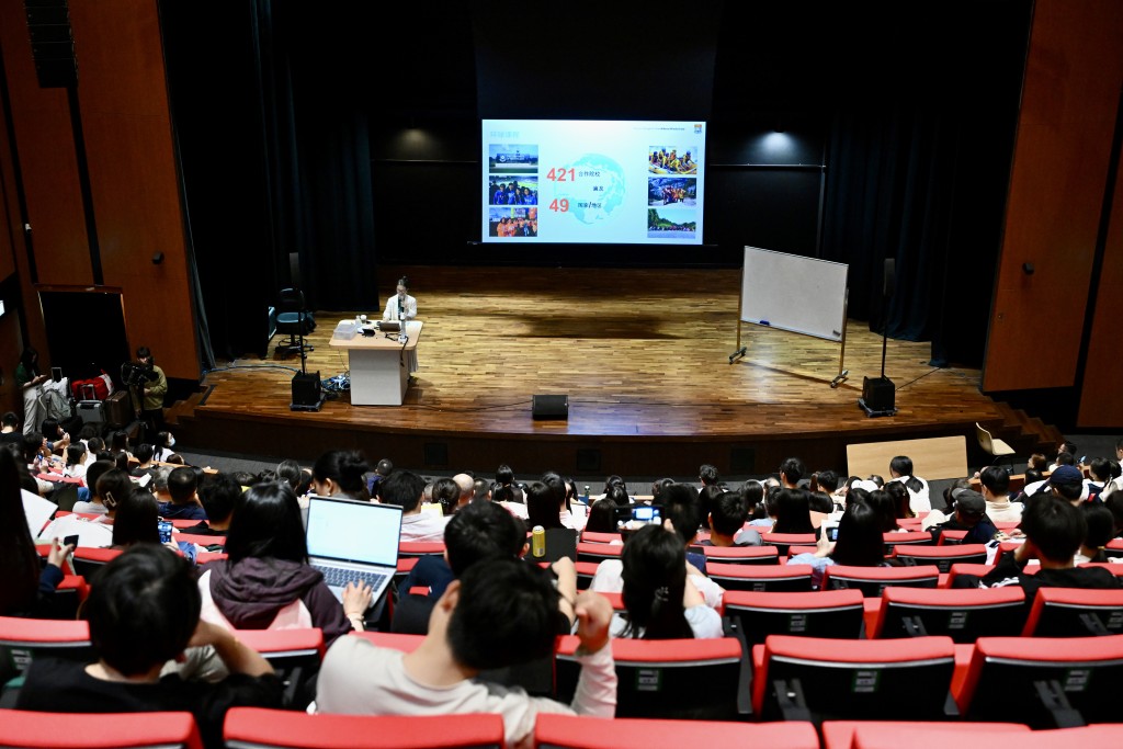 不少内地家长及学生今日特意前往港大，更有家长带同就读小五的子女来港大感受气氛。锺健华摄