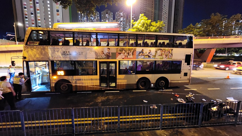 坪石邨對開發生3車相撞。黃文威攝 坪石邨對開發生3車相撞。黃文威攝