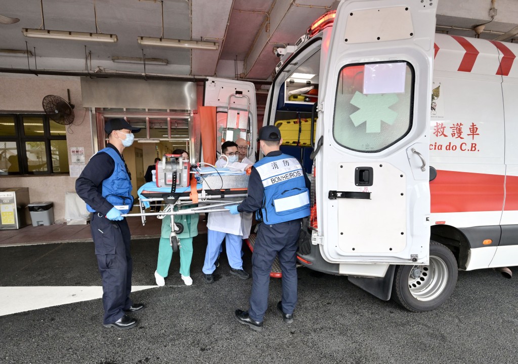 日前參與雙向轉運演練的澳門跨境救護車模擬運送病人抵達澳門仁伯爵綜合醫院。政府新聞處圖片 日前參與雙向轉運演練的澳門跨境救護車模擬運送病人抵達澳門仁伯爵綜合醫院。政府新聞處圖片
