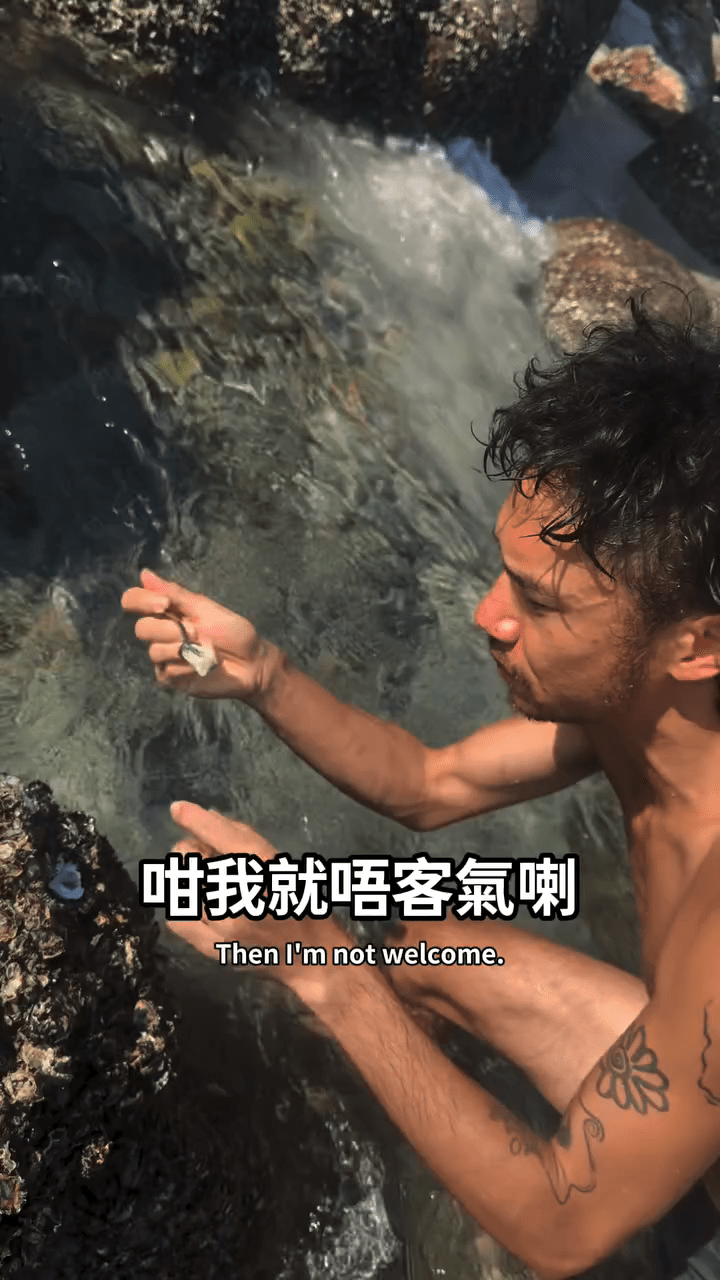 導演左治準備即場品嚐剛採集的野生蠔。