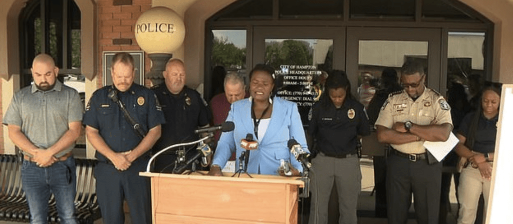 佐治亚州汉普顿市市长安·塔普利（Ann Tarpley）在周六下午枪击事件后举行新闻发布会。电视新闻截图