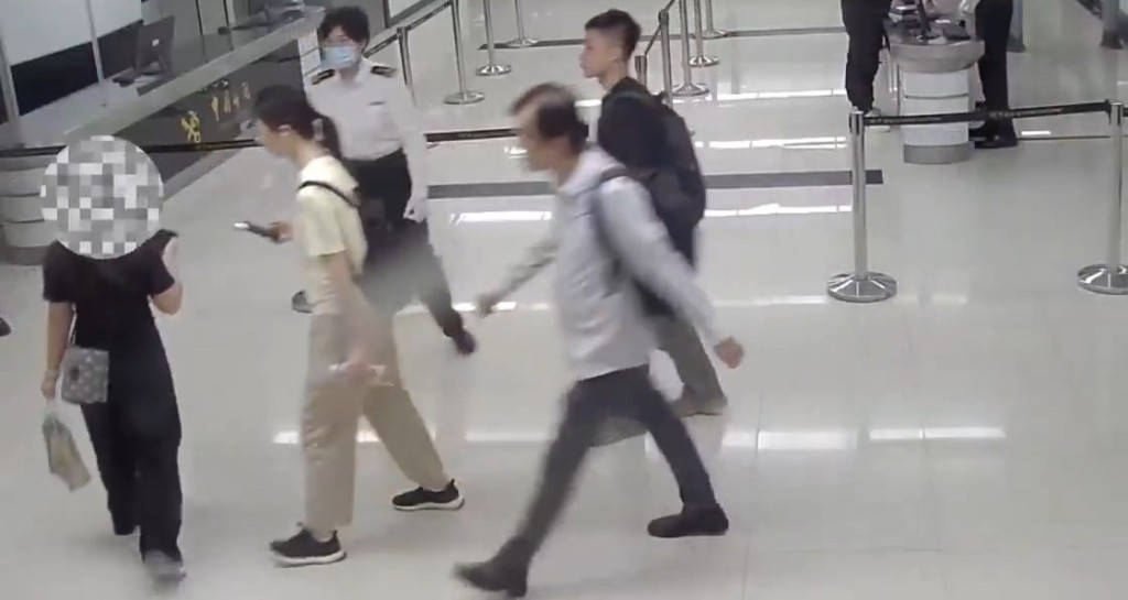 一名黑衣女经罗湖口岸北上过关时,被发现胸藏3只名表。海关发布 一名黑衣女经罗湖口岸北上过关时,被发现胸藏3只名表。海关发布