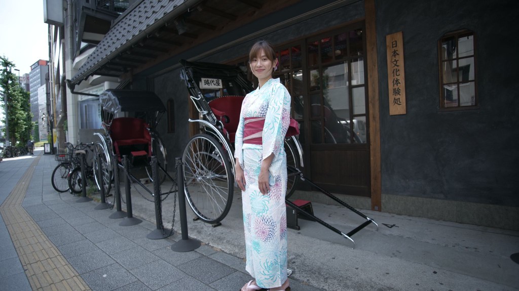 廖熙琳穿着浴衣搭人力車，再回味這個充滿日式風情的地方。