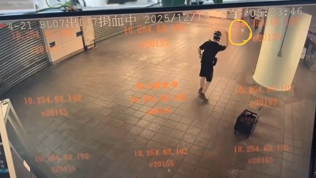 疑犯接連往不同方向投擲煙霧彈。 中時