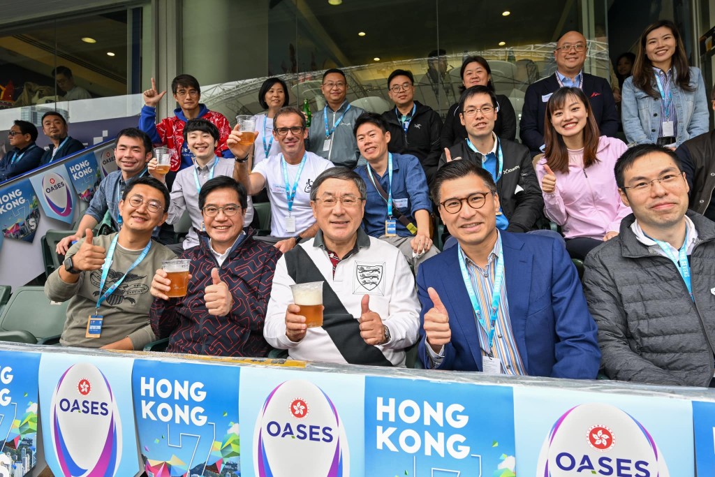 兩人亦到「引進重點企業辦公室」（OASES）的包廂與嘉賓們一齊觀賞賽事，並介紹香港復常後的最新情況。黃偉綸Fb圖片