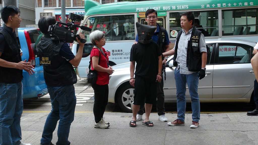 在港被捕的郑兴旺被押返现场重组案情。 在港被捕的郑兴旺被押返现场重组案情。