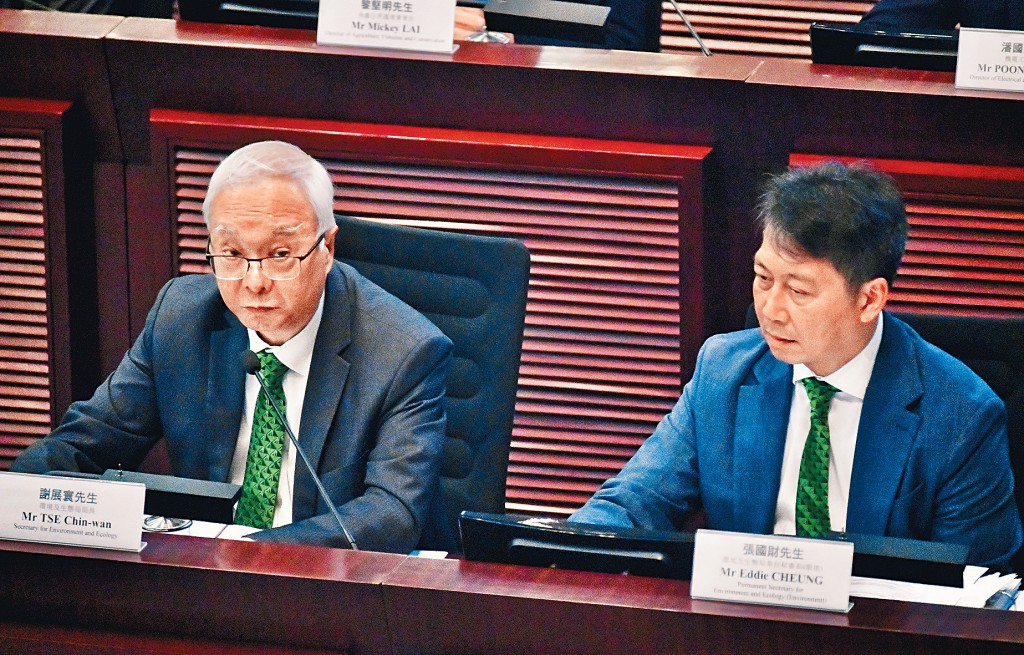 謝展寰（左）重申政府決心推動減廢，目標在2035年達致「零廢堆填」。