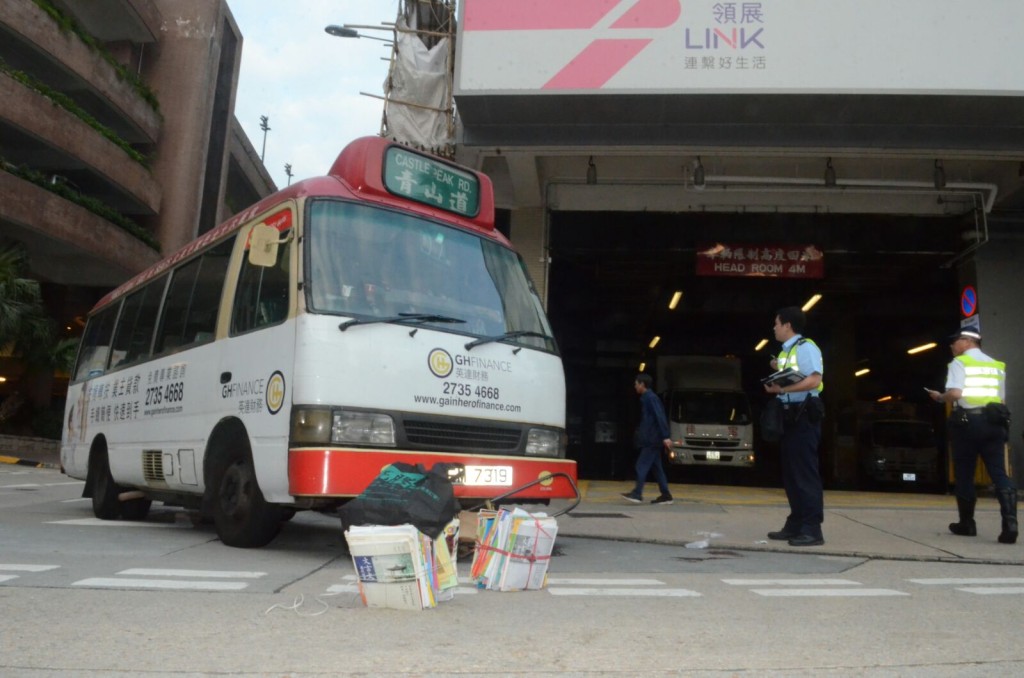 手推車被捲入車頭位置,雜誌、紙板掉落地上。