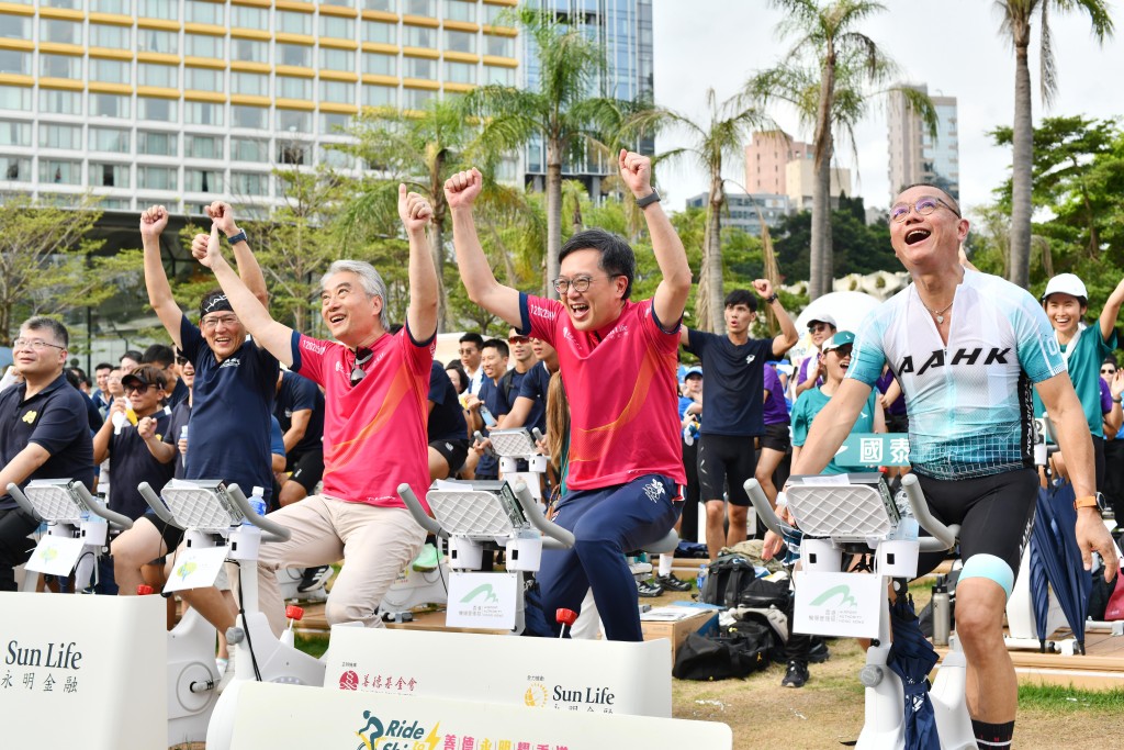 創新科技及工業局常任秘書長蔡傑銘(中)宣佈活動成功衝破60萬公里大關,與善德基金會主席藍國慶(左)及機管局機場運行執行總監姚兆聰(右)振臂高呼。 創新科技及工業局常任秘書長蔡傑銘(中)宣佈活動成功衝破60萬公里大關,與善德基金會主席藍國慶(左)及機管局機場運行執行總監姚兆聰(右)振臂高呼。