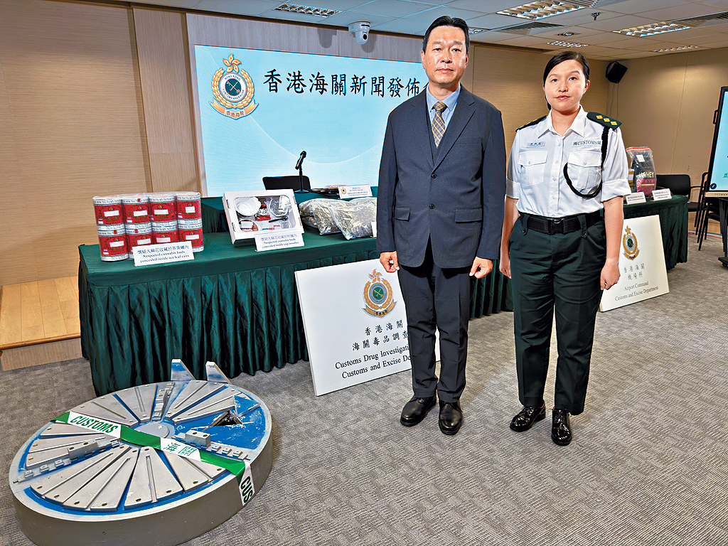 海關毒品調查科機場調查課監督黃雅綸（左）和機場科空運貨物第三組指揮官莫與嘉（右）總結緝毒成果。