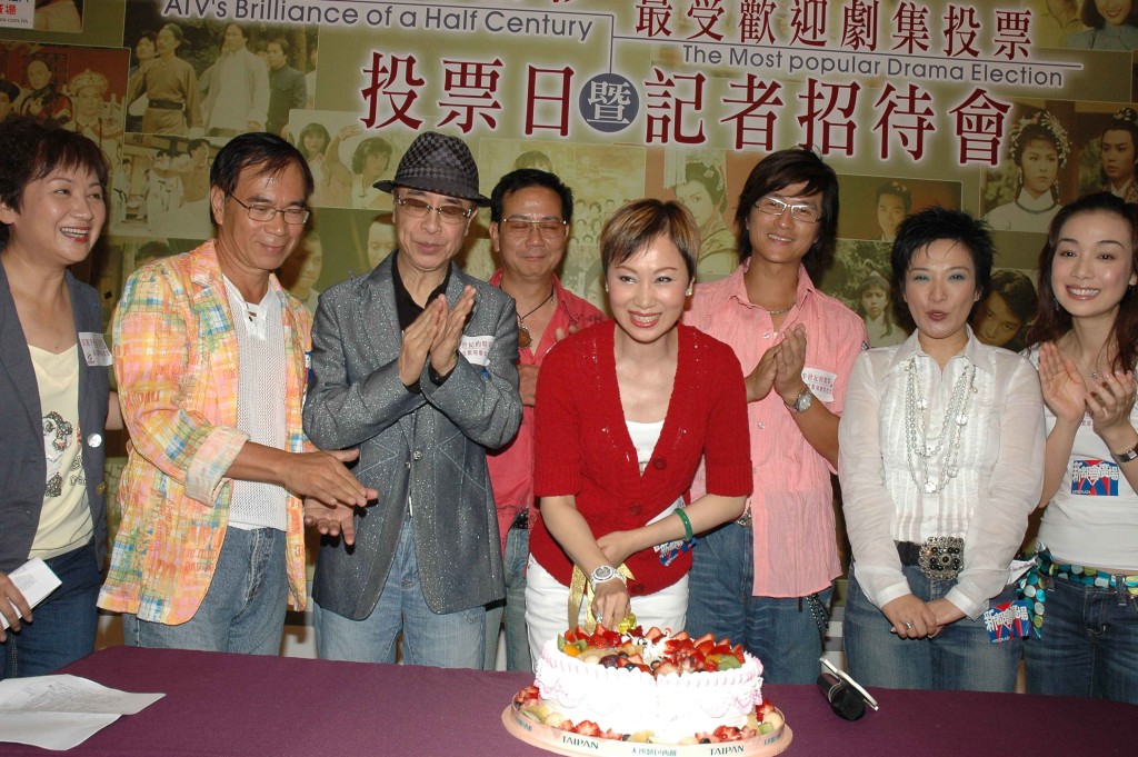 潘志文1999年重新签约亚视拍《万家灯火》。