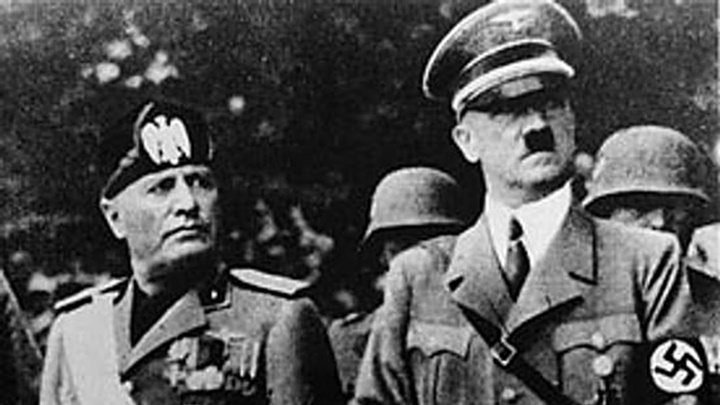 皮桑諾被指曾將梅洛尼與納粹德國領袖希特拉(右)相提並論。維基百科圖片