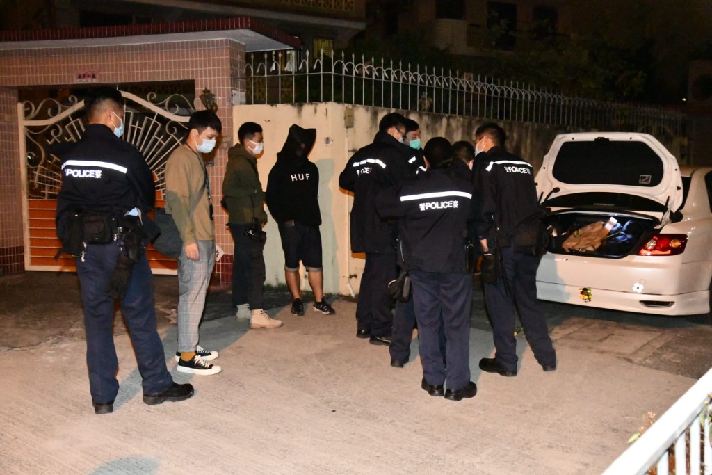 警方拘捕6男。